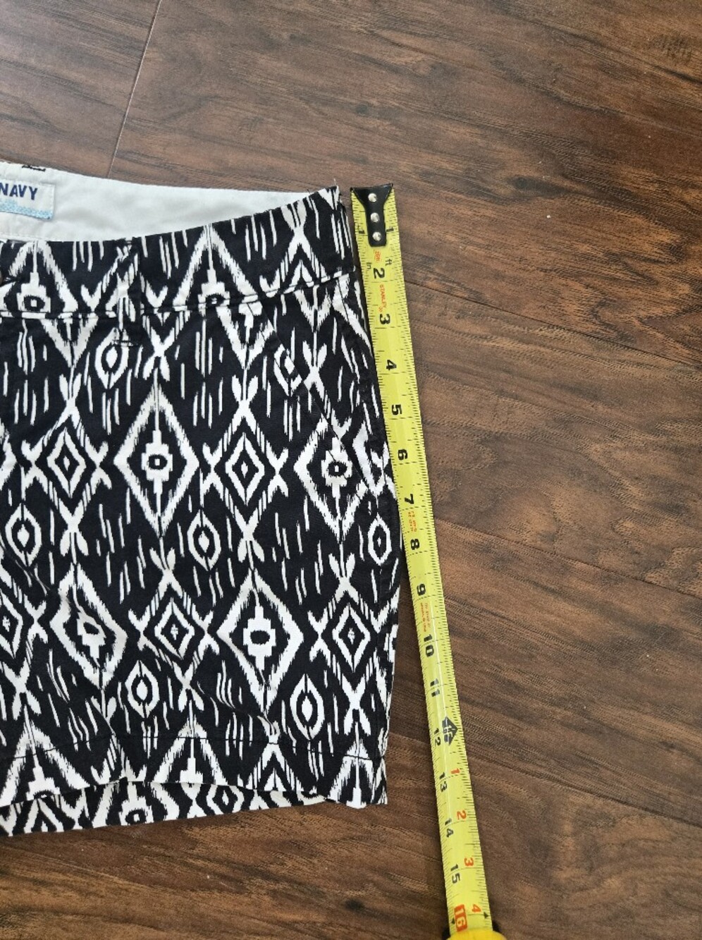 Old Navy Black and White Geometric Print Shorts - Picture 5 of 6